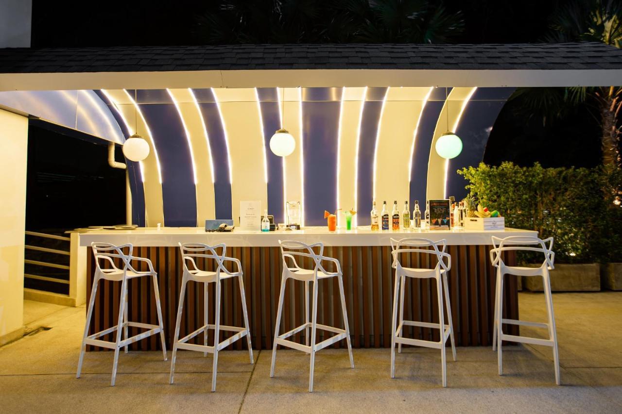 Seabed Grand Hotel Phuket - Sha Extra Plus Exterior foto The bar at the pool