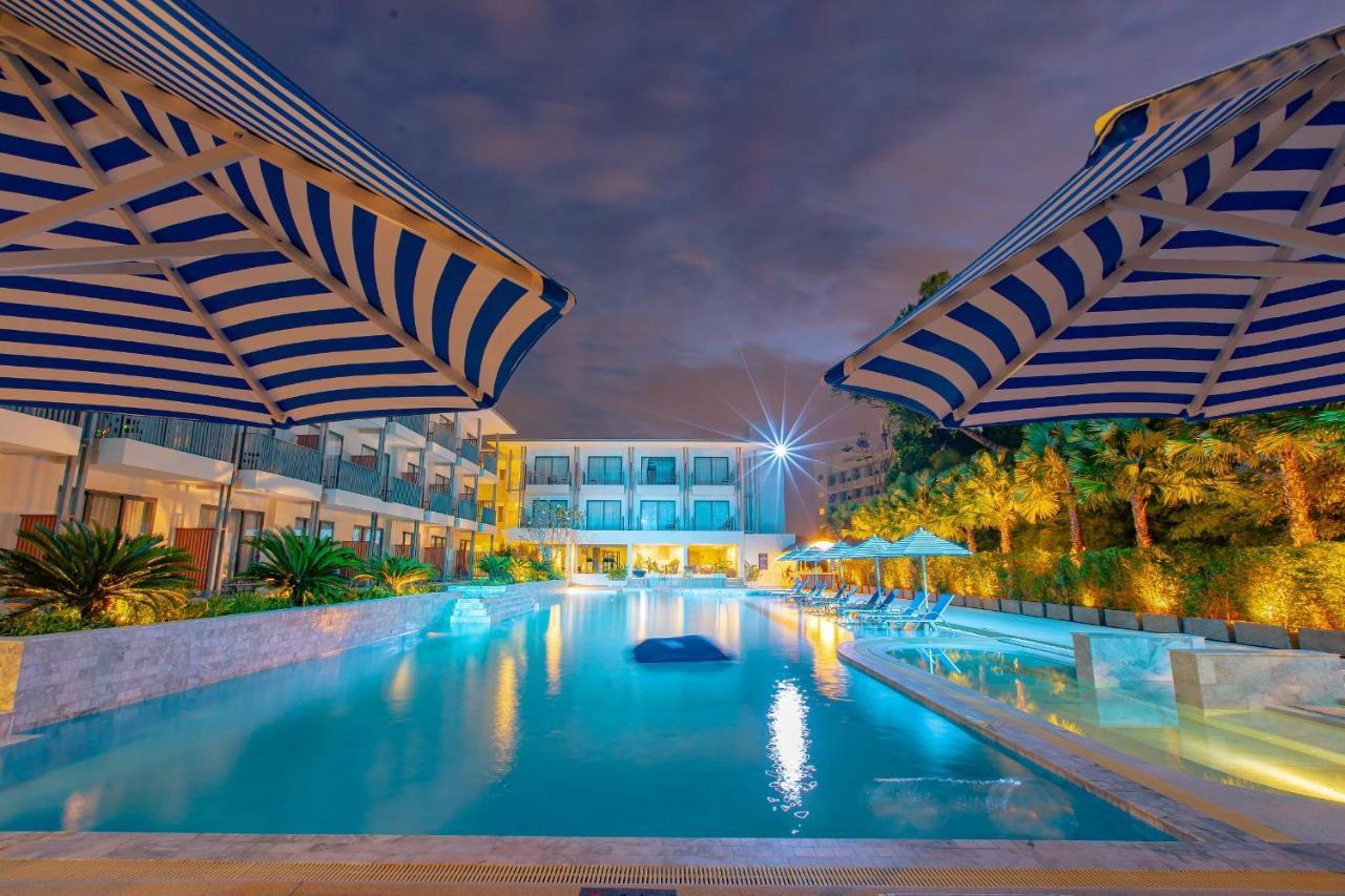 Seabed Grand Hotel Phuket - Sha Extra Plus Exterior foto The swimming pool at the hotel