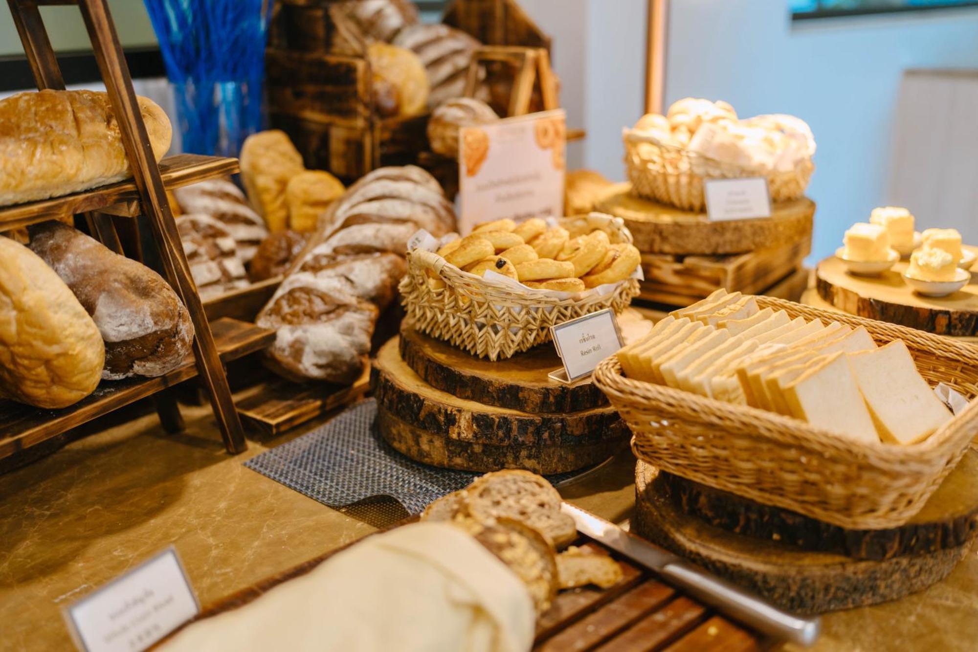 Seabed Grand Hotel Phuket - Sha Extra Plus Exterior foto Cheese at a cheese shop