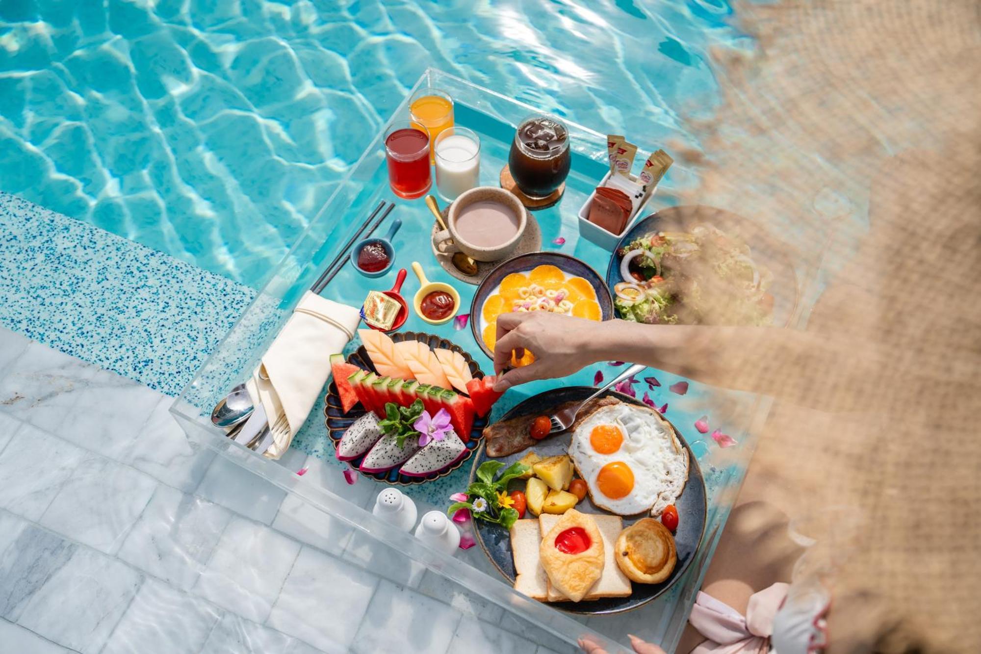 Seabed Grand Hotel Phuket - Sha Extra Plus Exterior foto A floating breakfast at a resort in Bali, Indonesia