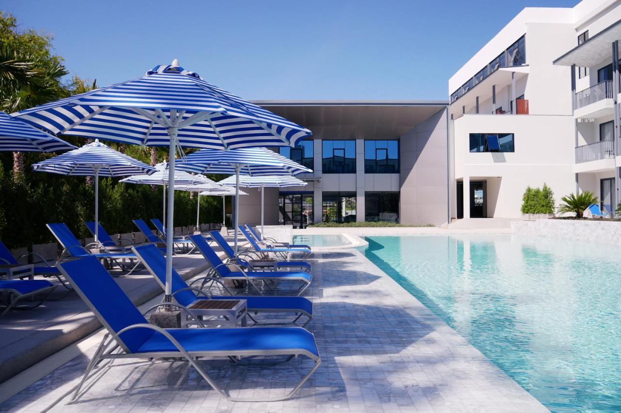 Seabed Grand Hotel Phuket - Sha Extra Plus Exterior foto The pool at the Hotel Indigo